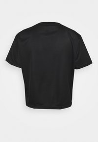 Černé tričko s krátkými rukávy a volným střihem, vyrobené z hladké látky; má kulatý výstřih a žádné viditelné logo ani vzory.