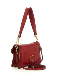 Borsa a tracolla in pelle rossa con borchie color oro lungo i bordi. Dotata di una tracolla removibile e di un dettaglio a toppa sul davanti.