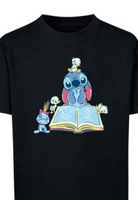 Sort t-shirt med et grafisk motiv af Stitch sammen med tre andekyllinger, en åben bog og en lille blå figur med en rød sløjfe.