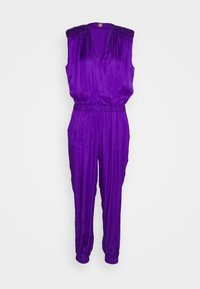 Combinaison violette avec un décolleté en V profond, épaules froncées, taille élastique et jambes fuselées se terminant par des poignets ajustés. Tissu lisse et brillant.