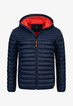 Jachetă pufă navală cu căptușeală roșie, cu secțiuni orizontale quilted, închidere cu fermoar și etichetă din material maro la tiv.