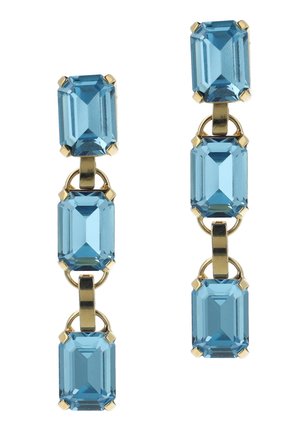 Oorbellen met goudkleurige tint, voorzien van drie gestapelde rechthoekige blauwe stenen met gefacetteerde oppervlakken, verbonden door gepolijste metalen accenten.
