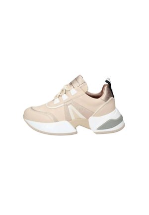 Sneaker beige in materiali pelle e mesh, con una suola bianca spessa, dettagli testurizzati e una linguetta imbottita con lacci.