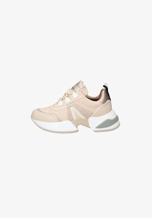 Sneaker beige in materiali pelle e mesh, con una suola bianca spessa, dettagli testurizzati e una linguetta imbottita con lacci.