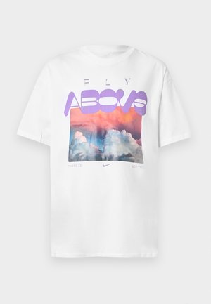 Maglietta bianca in cotone con una grafica colorata di una nuvola, la scritta "FLY ABOVE" in viola e il logo Nike sotto, accompagnati dalla frase "THERE IS NO LIMIT."