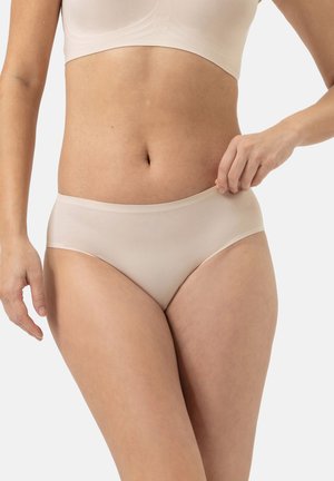 Beige korkeavyötäröiset alushousut, jotka on valmistettu sileästä ja joustavasta materiaalista. Yksinkertainen muotoilu ilman näkyviä kuvioita tai koristeita.