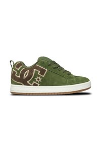 Sneaker verde in suede con un logo in tessuto marrone sul lato, suola intermedia bianca e suola in gomma di colore marrone. Presenta lacci tondi e colletto imbottito.