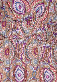 Multicolore stof met ingewikkelde paisleypatronen in goud, pink en blauw, met een geplooide elastische tailleband.