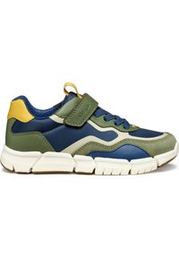 Baskets bleues et vertes avec une tige texturée, une semelle intermédiaire blanche et une semelle extérieure en caoutchouc. Présente une sangle Velcro et des accents jaunes contrastants.