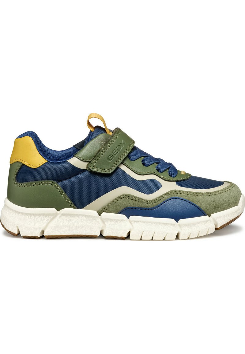 Baskets bleues et vertes avec une tige texturée, une semelle intermédiaire blanche et une semelle extérieure en caoutchouc. Présente une sangle Velcro et des accents jaunes contrastants.