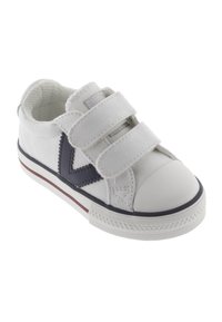 Zapatillas de lona blancas con acentos en azul marino, doble correa de Velcro, puntera de goma y suela texturizada con un detalle de raya roja.