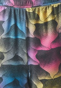 Síťované sportovní šortky s gradientovým vzorem obsahujícím části modré, růžové, fialové, žluté a černé. Součástí je elastický pas.