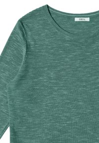 Grüner Strickpullover mit Rundhalsausschnitt, aus einem strukturierten Stoff und mit einem Etikett "CECIL" am Hals.