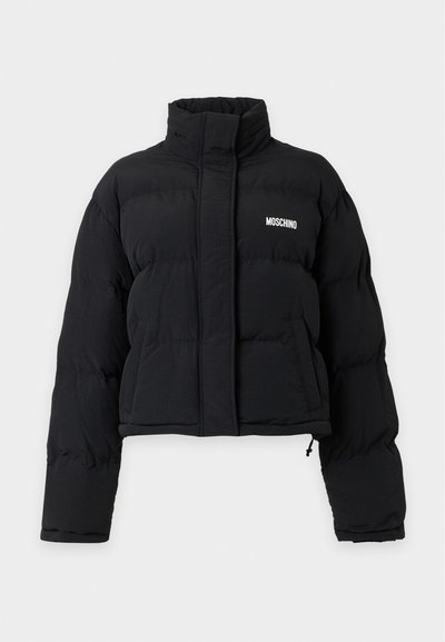 Veste matelassée noire courte avec col montant, manches longues, poches avant et logo blanc Moschino sur la poitrine.