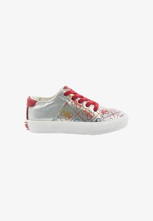 Baskets basses en tissu argenté, lacets rouges, patch talon rouge, semelle en caoutchouc blanche et motif logo géométrique multicolore sur les côtés et l’avant.