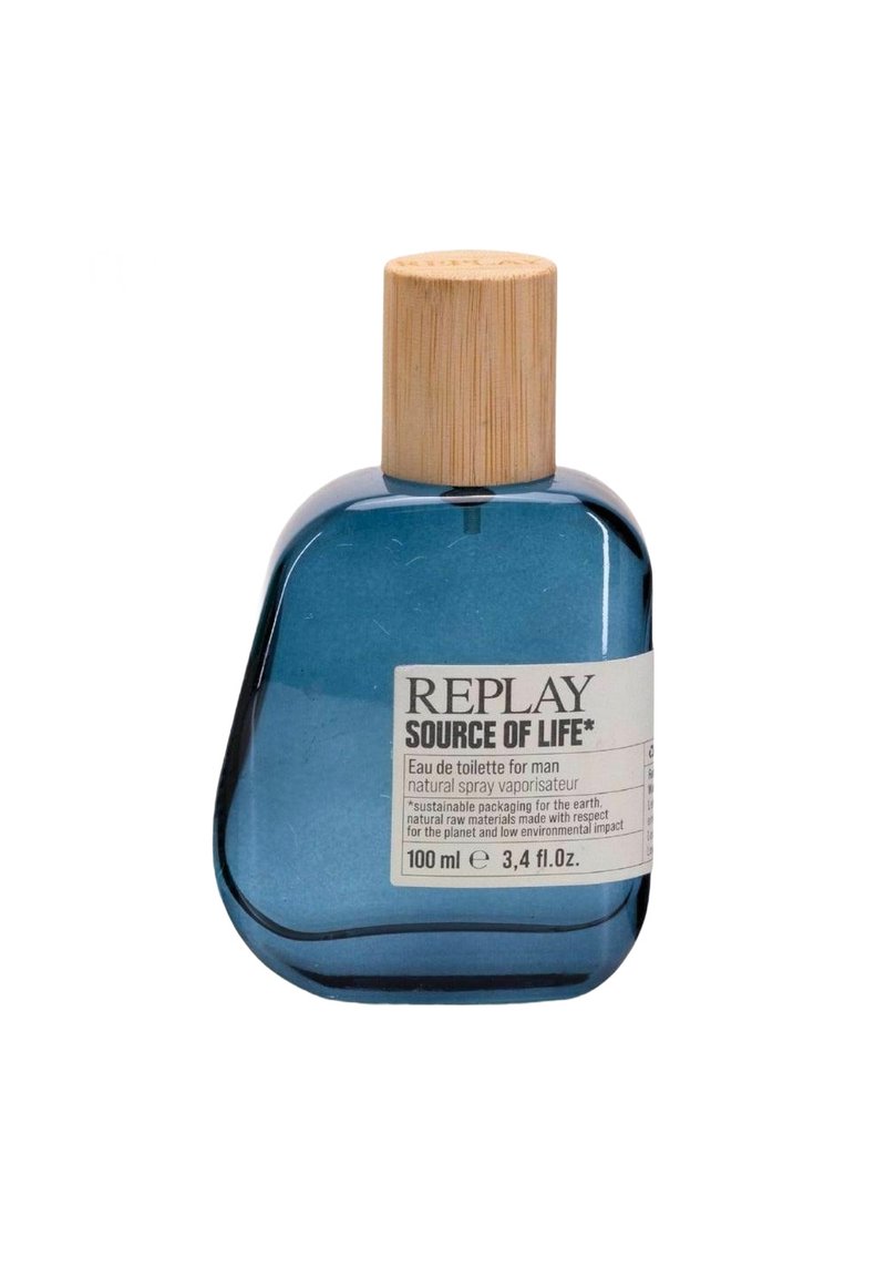 Blå glasflaska med rundad form och ett lock av bambu. Etiketten läser "REPLAY SOURCE OF LIFE" med detaljer om produkten nedanför.
