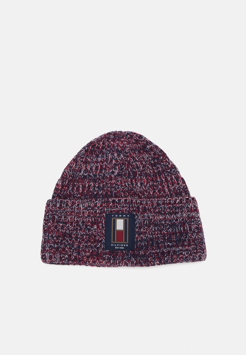Bonnet tricoté en fil rouge, blanc et bleu avec un bord replié présentant un patch rectangulaire du logo Tommy Hilfiger au centre avant.