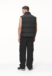 Pegador TARBAL PUFFER VEST - Strukirani kaput - black