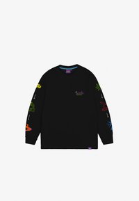 Tricou negru cu mânecă lungă, cu grafice colorate de diverse designuri pe ambele mâneci și un mic logo pe piept. Material din bumbac.