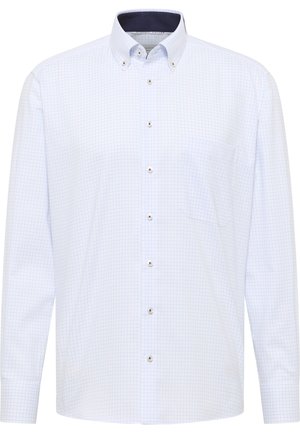 Camicia bianca a maniche lunghe con motivo a griglia azzurro chiaro, colletto con bottoni, bottoni frontali e taschino sul petto.