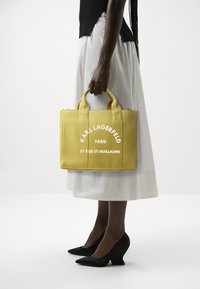 KARL LAGERFELD SQUARE MEDIUM TOTE - Sac à main - ochre