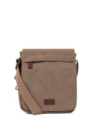 Sac bandoulière en toile marron avec sangle réglable, rabat avant et petite pièce en cuir à l'avant.