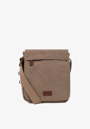 Sac bandoulière en toile marron avec sangle réglable, rabat avant et petite pièce en cuir à l'avant.