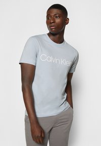 Calvin Klein FRONT LOGO - T-shirt estampada - bayshore blue