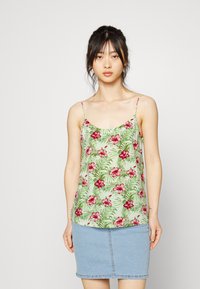 Top sem mangas floral com uma base verde e flores rosas e vermelhas, feito de tecido leve; inclui alças finas e uma silhueta descontraída.