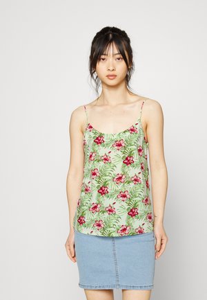 Top sem mangas floral com uma base verde e flores rosas e vermelhas, feito de tecido leve; inclui alças finas e uma silhueta descontraída.