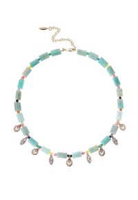 Collier en perles avec des pierres aqua rectangulaires, des accents de couleurs variées et des pendentifs dorés. Chaîne réglable pour un ajustement parfait.