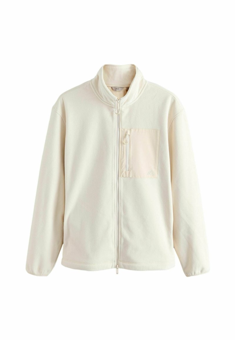 Chaqueta de forro polar en color blanco roto con un cuello alto, cremallera frontal completa y un bolsillo en el pecho izquierdo con una solapa de color beige claro. Textura suave.