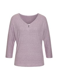 Fliederfarbene Bluse mit dreiviertel Ärmeln und V-Ausschnitt, verziert mit einer kleinen dekorativen Brosche am Ausschnitt, auf weißem Hintergrund dargestellt.