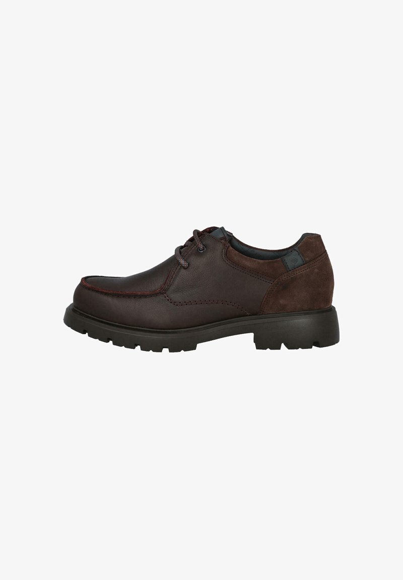 Zapato de cuero marrón y ante con punta redonda, parte delantera con cordones, costuras en contraste y suela de goma con un patrón de relieve.