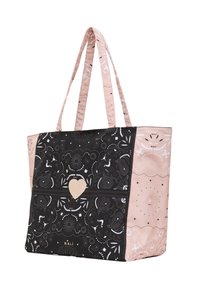 Grand sac fourre-tout avec un schéma de couleurs noir et rose. La section noire est ornée de motifs blancs élaborés et d'un détail en cœur doré. Poignées roses.