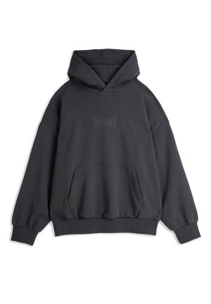 Hoodie w kolorze węglowym, wykonany z miękkiego materiału, z przednią kieszenią, luźnym krojem i haftowanym logo "DROUGHT" na klatce piersiowej.