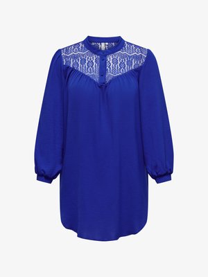 Blusa a maniche lunghe blu reale con spalline in pizzo, scollo rotondo, abbottonatura davanti e polsini arricciati.