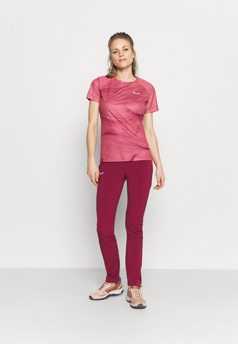 Damen Sportbekleidung | Salewa Stoffhose rhodo red/bordeaux - XZ26929 Damen Sportbekleidung | Salewa Stoffhose rhodo red/bordeaux - XZ26929
