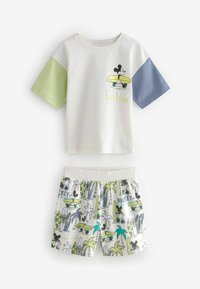 Set da due pezzi per bambini composto da una t-shirt bianca con maniche verdi e blu e una grafica, abbinata a pantaloni corti fantasia in morbido tessuto.