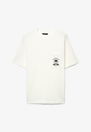 Weißes T-Shirt mit kurzen Ärmeln und einer Tasche auf der linken Brust, die einen schwarzen Palmenbaum und zwei Geparden zeigt, dazu der Text "SUMMERTIME".