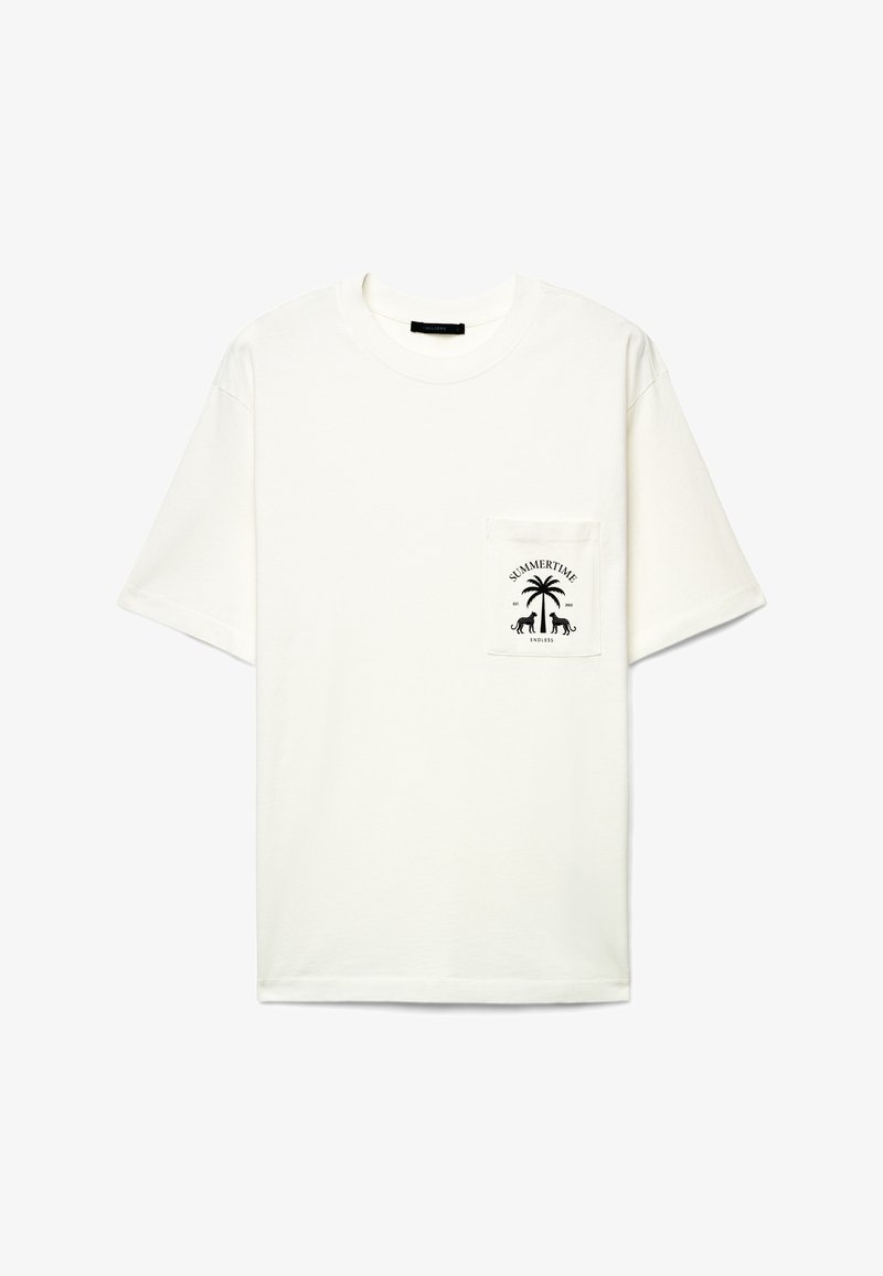 Weißes T-Shirt mit kurzen Ärmeln und einer Tasche auf der linken Brust, die einen schwarzen Palmenbaum und zwei Geparden zeigt, dazu der Text "SUMMERTIME".