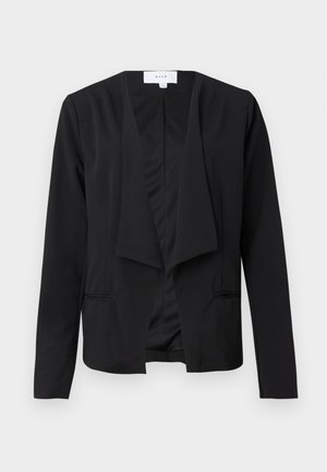Blazer nero in tessuto liscio con davanti drappeggiato, maniche lunghe e due tasche laterali. Design minimalista senza bottoni o decorazioni.