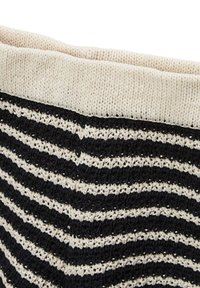 Écharpe tricotée avec des rayures horizontales noires et crème alternées, présentant un motif texturé et une large bordure flexible en haut.