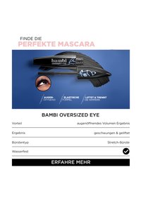 Schwarze Mascaratube mit glänzender Oberfläche und Blumendesign, begleitet von einem Bürstchen mit Borsten. Der blaue Hintergrund hebt die Produkteigenschaften hervor.