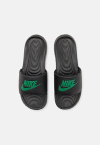Nike Sportswear VICTORI ONE SLIDE UNISEX - Pantoletai - black/malachite