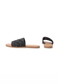 Zwarte geweven slipper sandalen met een platte zool; heeft een bovenwerk van textuurstof en een tan synthetische zool voor duurzaamheid. Open-te ontwerp.