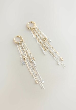 Cercei cu inele de aur în partea superioară, cu lanțuri care coboară din aur și argint, decorate cu farmecuri decorative, inclusiv stele și frunze.