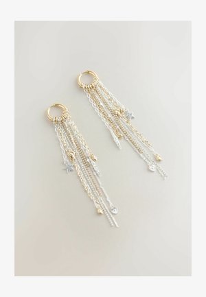 Cercei cu inele de aur în partea superioară, cu lanțuri care coboară din aur și argint, decorate cu farmecuri decorative, inclusiv stele și frunze.