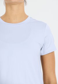 Lichtblauwe t-shirt met korte mouwen en ronde hals. Gemaakt van glad, zacht materiaal. Heeft een minimalistisch ontwerp zonder zichtbare patronen of accenten.