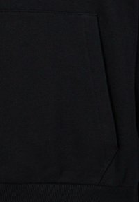 Sort sweatshirt materiale med en myk tekstur, med kengurulomme og ribbede mansjetter. Enkelt design, uten ekstra mønstre eller detaljer.